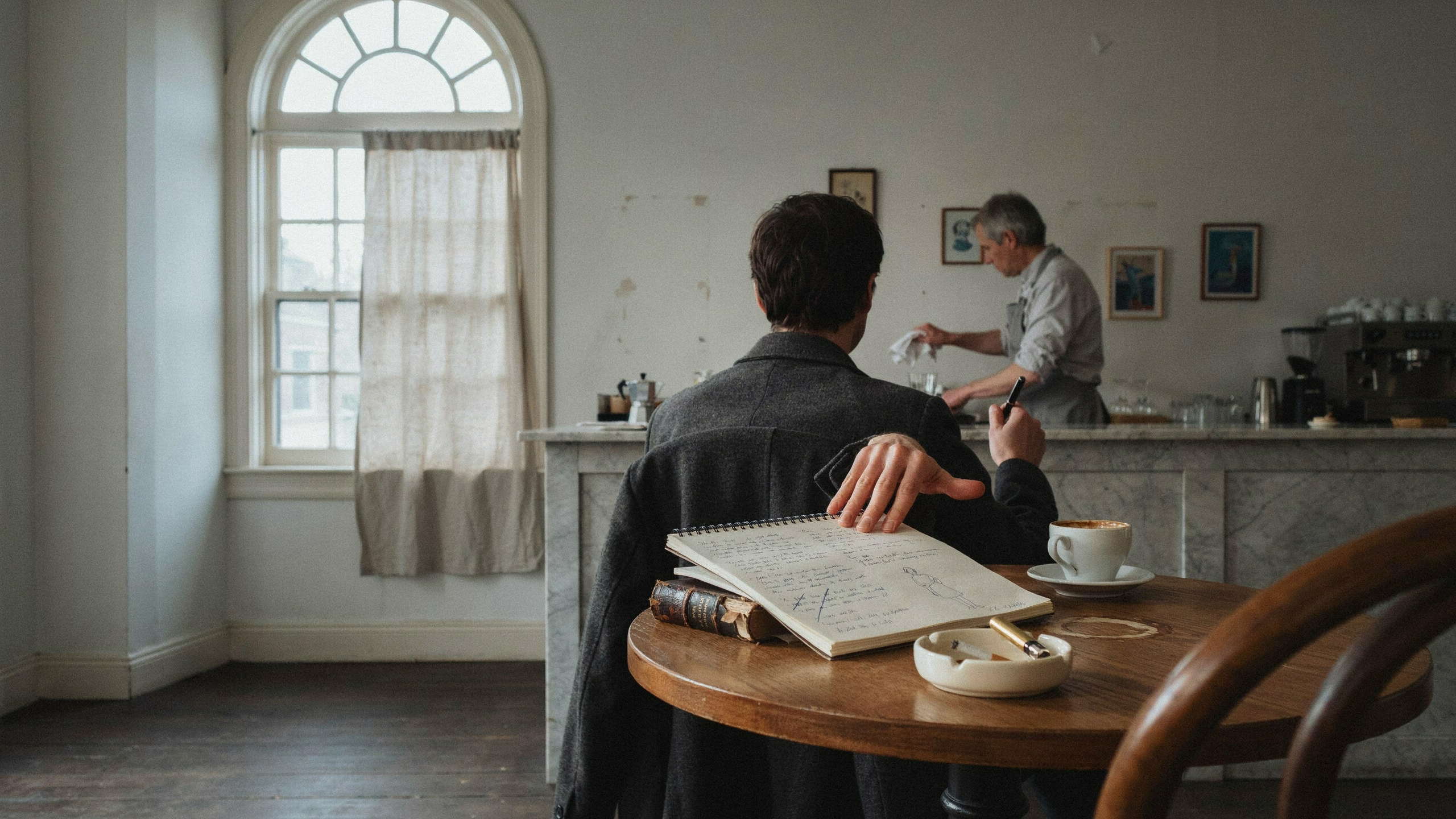 Deux personnages de fiction dialoguant dans une scène tendue