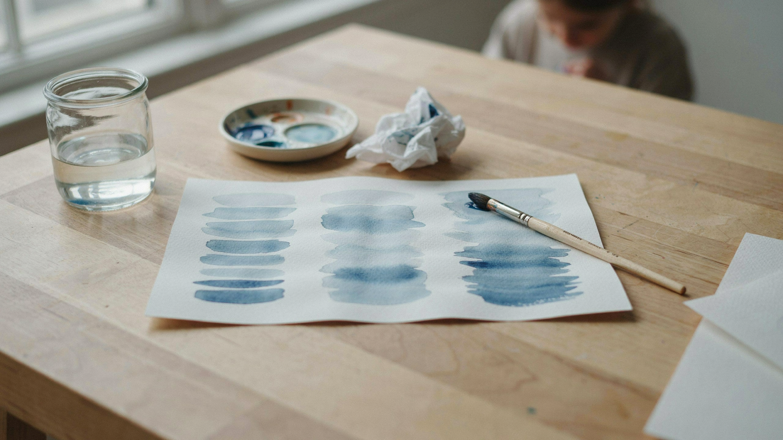 Bandes d'essai d'aquarelle réalisées avec une même couleur