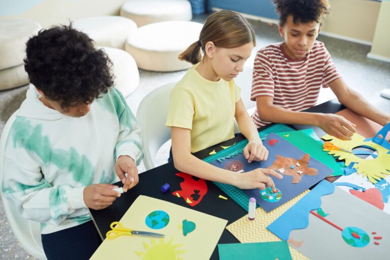 Préparer un atelier créatif familial selon chaque autonomie