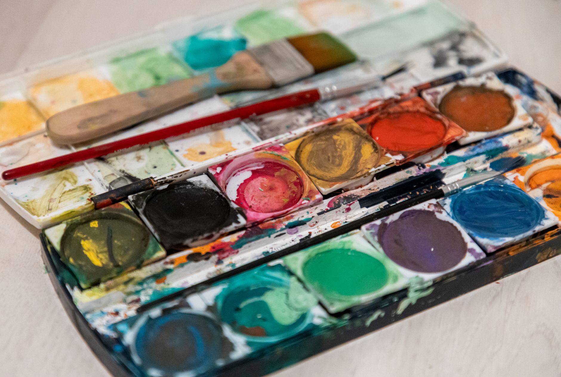 Peintures aquarelles vibrantes et pinceaux agencés artistiquement