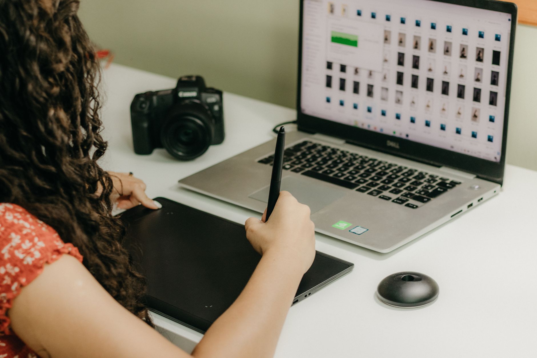 Une femme utilisant une tablette graphique et un ordinateur portable